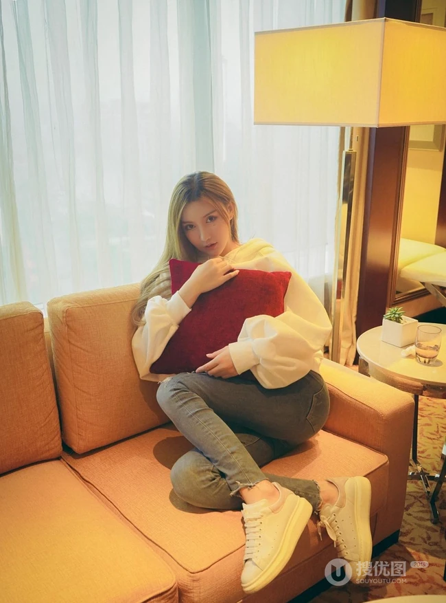 气质长发女生模特季梦 紧身白T牛仔裤室内线条写真图片