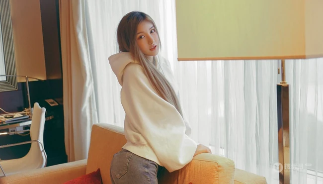 气质长发女生模特季梦 紧身白T牛仔裤室内线条写真图片