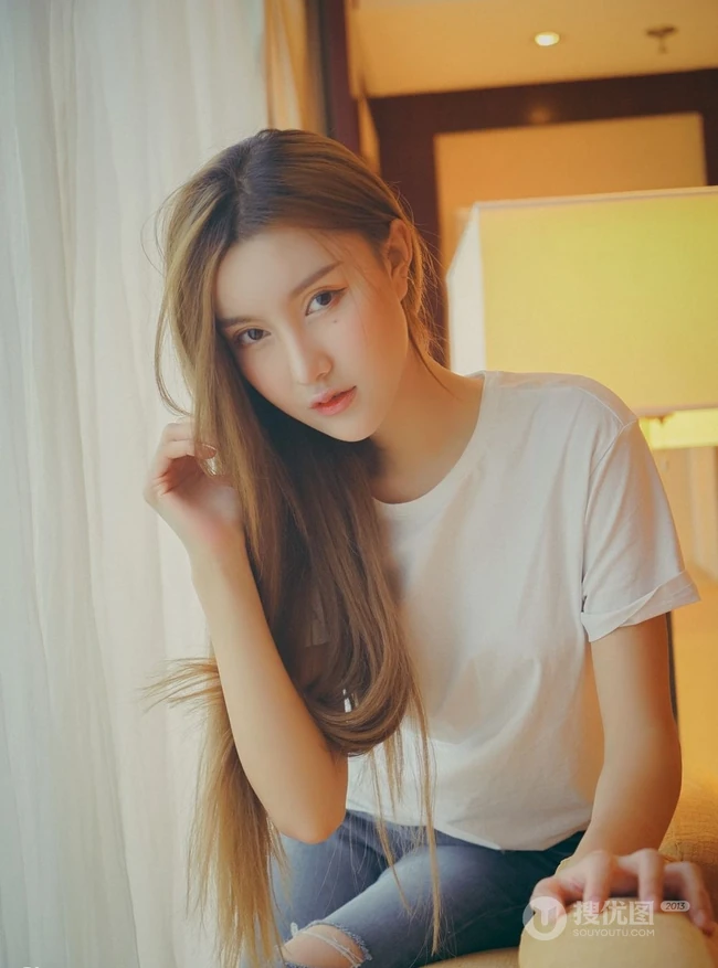 气质长发女生模特季梦 紧身白T牛仔裤室内线条写真图片