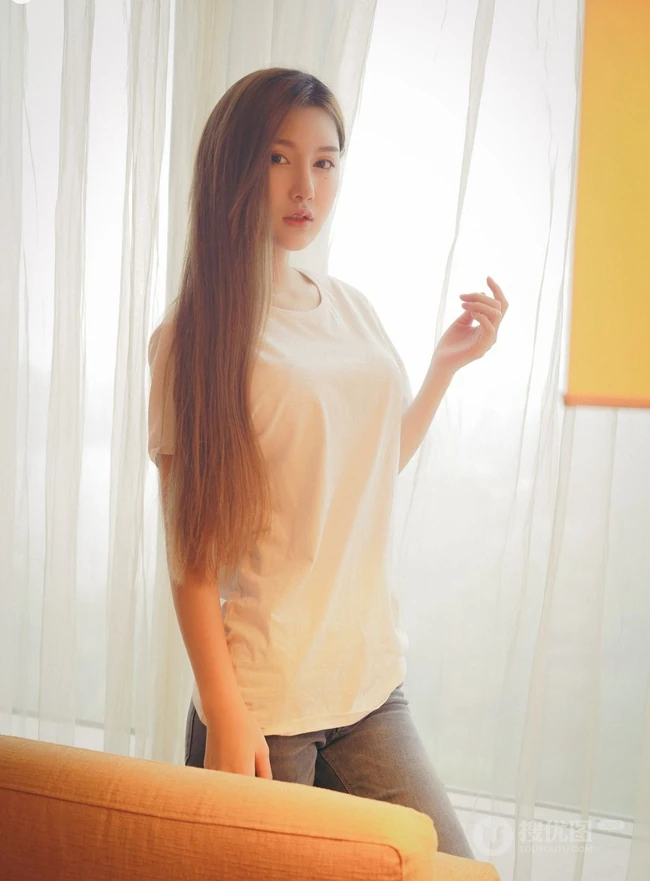 气质长发女生模特季梦 紧身白T牛仔裤室内线条写真图片