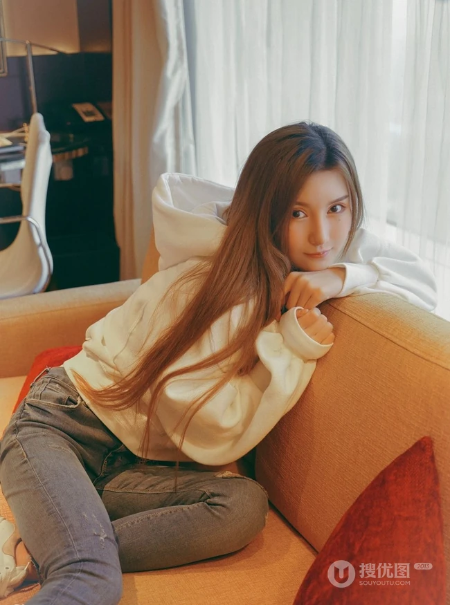 气质长发女生模特季梦 紧身白T牛仔裤室内线条写真图片