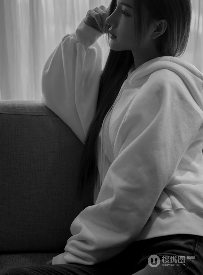 气质长发女生模特季梦 紧身白T牛仔裤室内线条写真图片