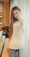 气质长发女生模特季梦 紧身白T牛仔裤室内线条写真图片