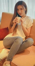 气质长发女生模特季梦 紧身白T牛仔裤室内线条写真图片