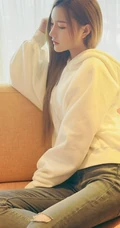 气质长发女生模特季梦 紧身白T牛仔裤室内线条写真图片