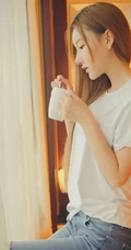 气质长发女生模特季梦 紧身白T牛仔裤室内线条写真图片