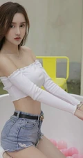 气质女生季梦紧身白衣牛仔短裤青春无语写真图片