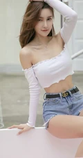 气质女生季梦紧身白衣牛仔短裤青春无语写真图片