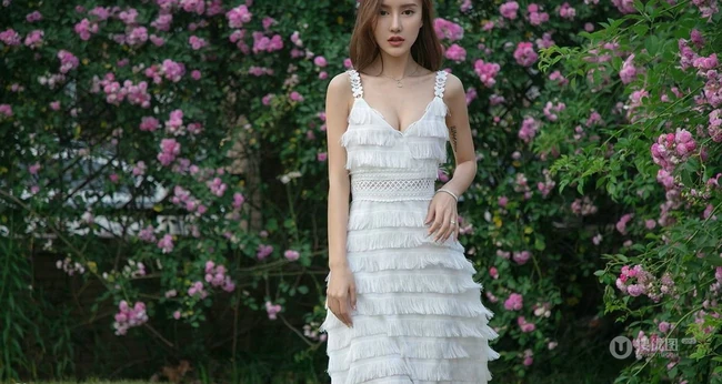 气质女生季梦紧身白衣牛仔短裤青春无语写真图片