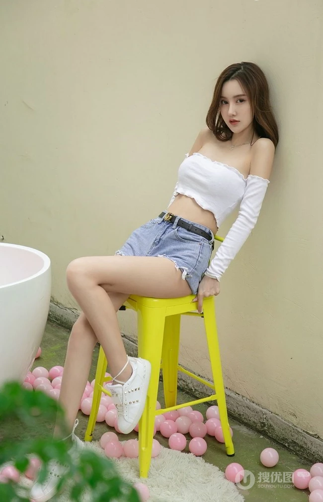 气质女生季梦紧身白衣牛仔短裤青春无语写真图片