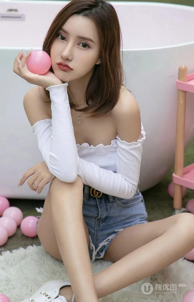 气质女生季梦紧身白衣牛仔短裤青春无语写真图片