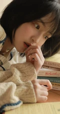 清秀美丽短发少女毛衣搭短裤小木屋高清写真图片