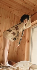 清秀美丽短发少女毛衣搭短裤小木屋高清写真图片