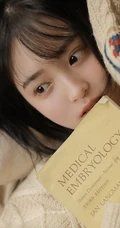清秀美丽短发少女毛衣搭短裤小木屋高清写真图片