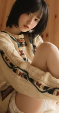 清秀美丽短发少女毛衣搭短裤小木屋高清写真图片