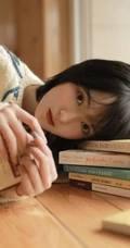 清秀美丽短发少女毛衣搭短裤小木屋高清写真图片