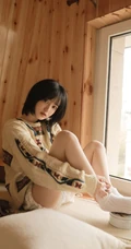 清秀美丽短发少女毛衣搭短裤小木屋高清写真图片