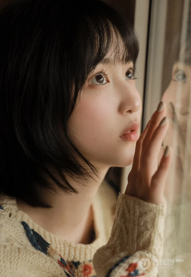 清秀美丽短发少女毛衣搭短裤小木屋高清写真图片