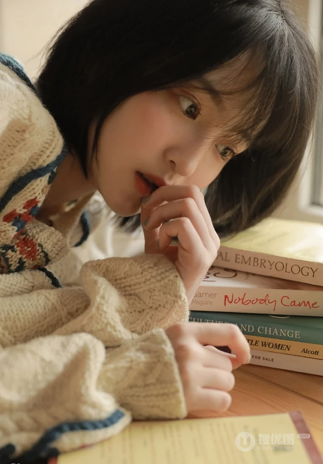 清秀美丽短发少女毛衣搭短裤小木屋高清写真图片