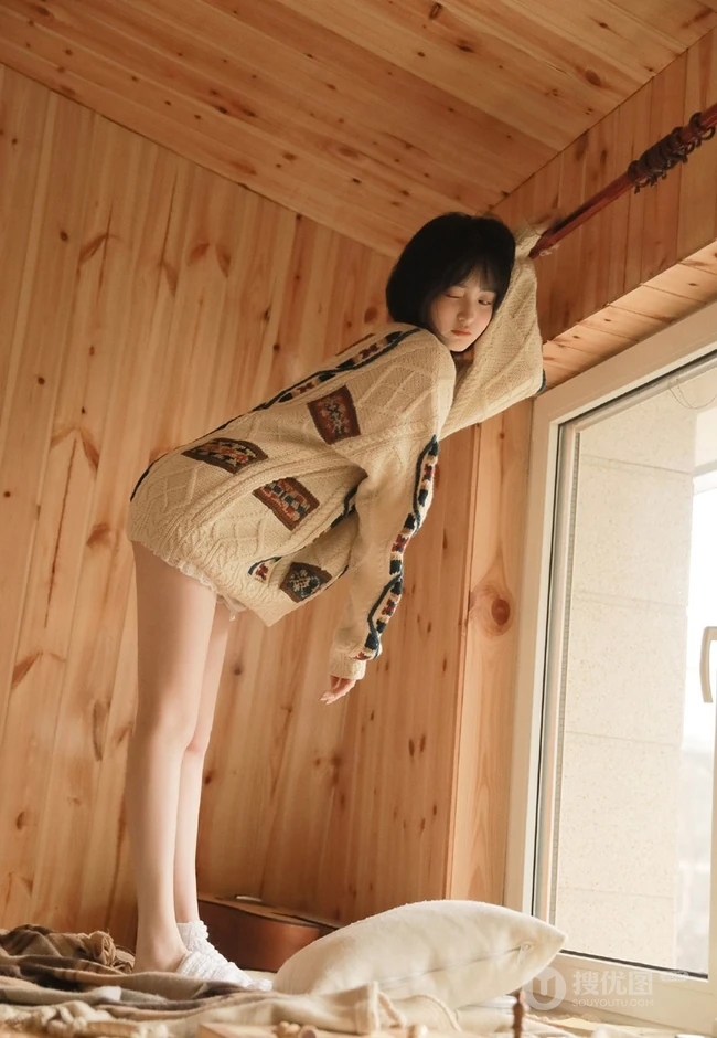 清秀美丽短发少女毛衣搭短裤小木屋高清写真图片