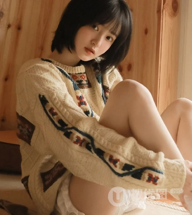 清秀美丽短发少女毛衣搭短裤小木屋高清写真图片