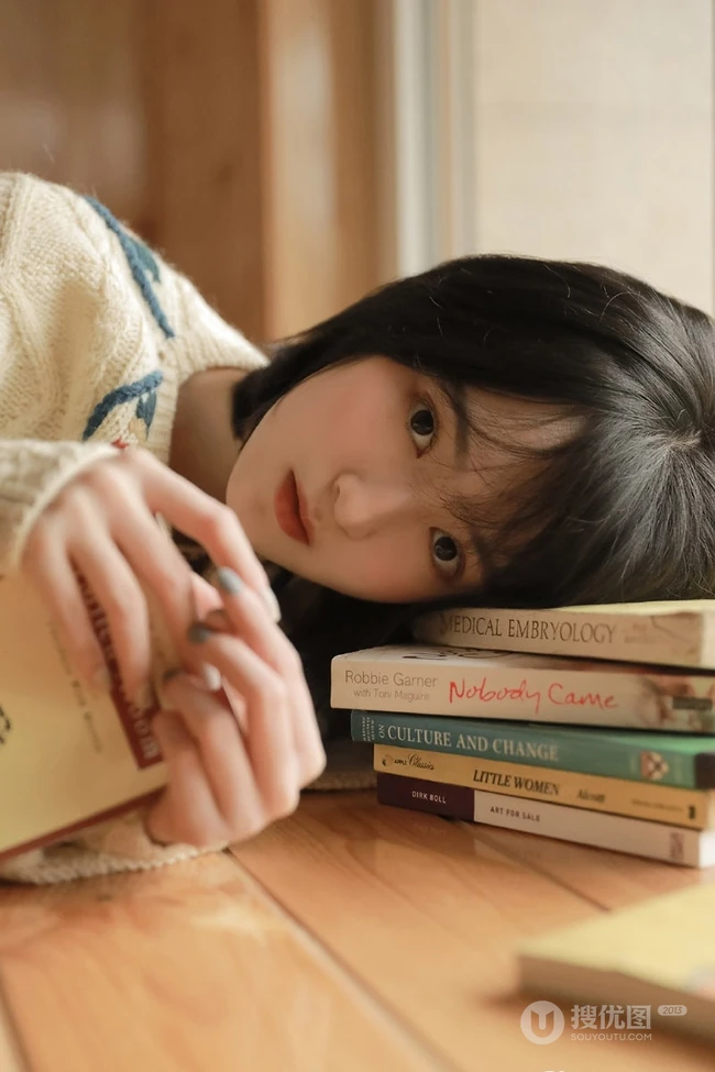 清秀美丽短发少女毛衣搭短裤小木屋高清写真图片