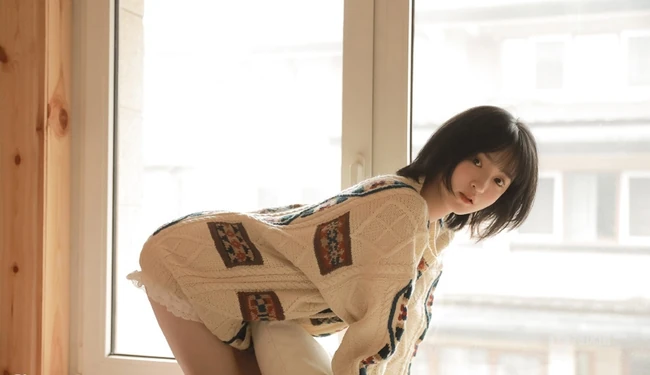 清秀美丽短发少女毛衣搭短裤小木屋高清写真图片