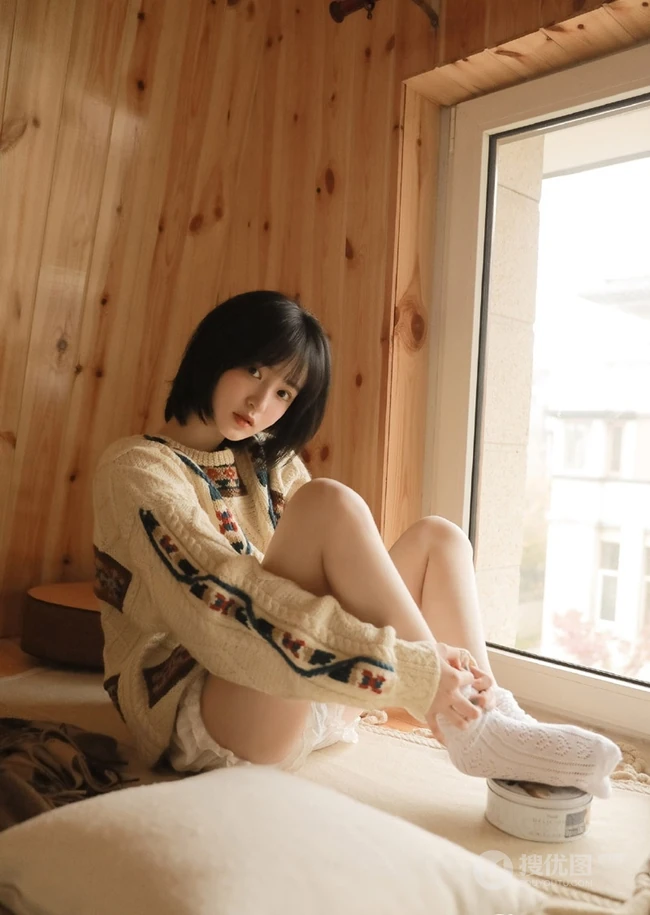 清秀美丽短发少女毛衣搭短裤小木屋高清写真图片