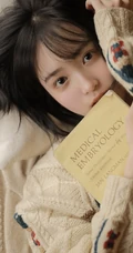 清秀美丽短发少女毛衣搭短裤小木屋高清写真图片