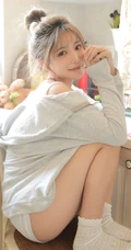 清新的小气质，丸子头少女背心短裤厨房忙碌写真图片