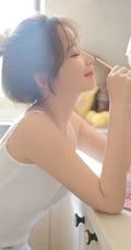 清新的小气质，丸子头少女背心短裤厨房忙碌写真图片