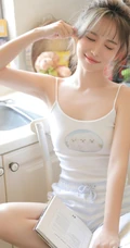 清新的小气质，丸子头少女背心短裤厨房忙碌写真图片