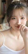 清新的小气质，丸子头少女背心短裤厨房忙碌写真图片