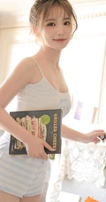 清新的小气质，丸子头少女背心短裤厨房忙碌写真图片