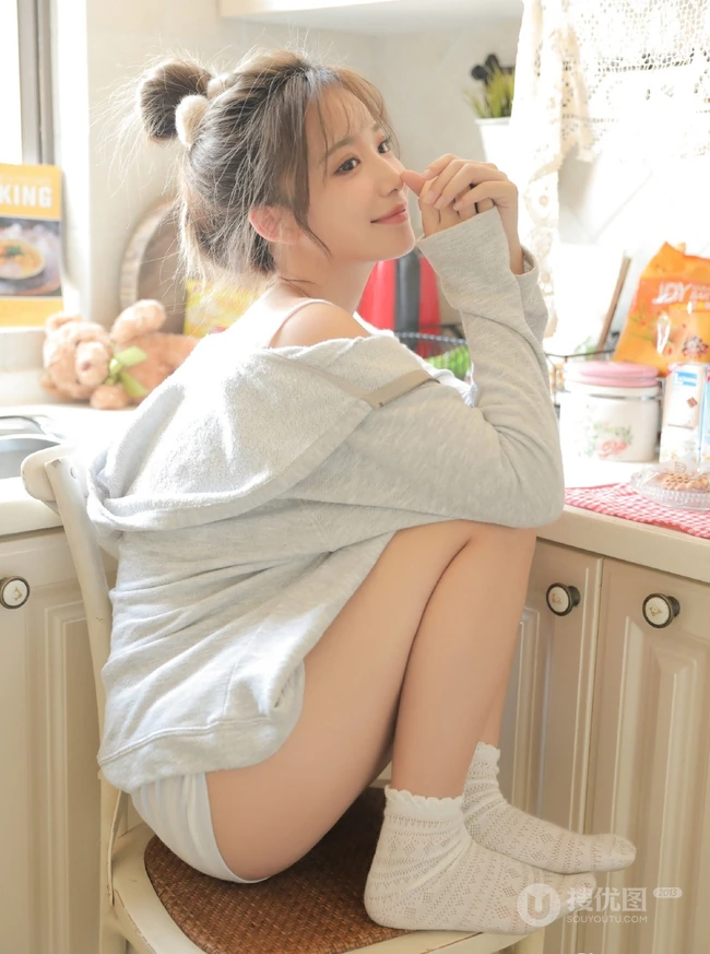 清新的小气质，丸子头少女背心短裤厨房忙碌写真图片