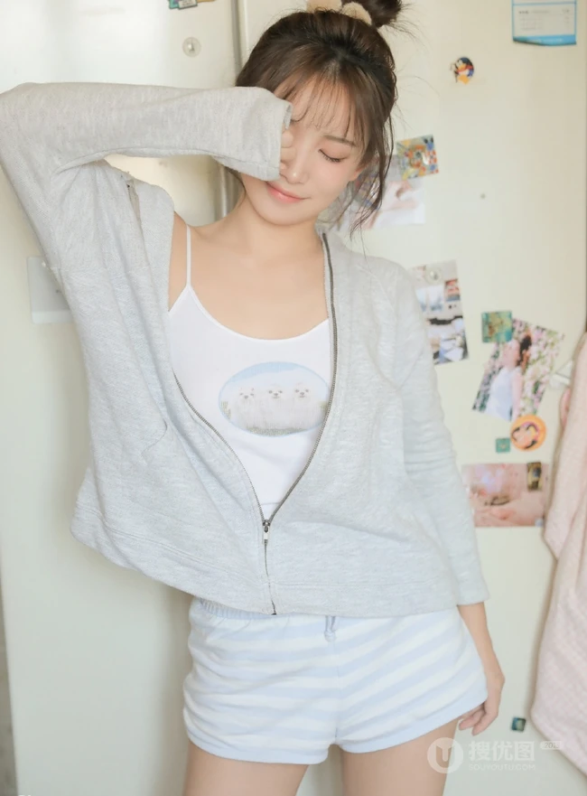 清新的小气质，丸子头少女背心短裤厨房忙碌写真图片