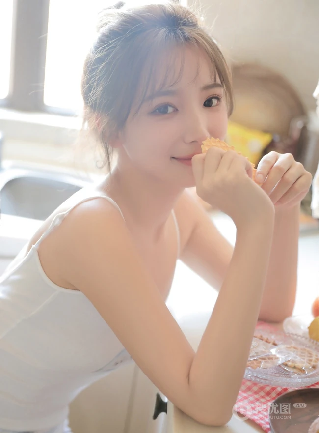 清新的小气质，丸子头少女背心短裤厨房忙碌写真图片