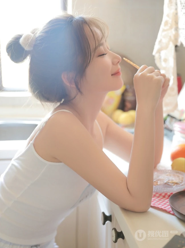 清新的小气质，丸子头少女背心短裤厨房忙碌写真图片