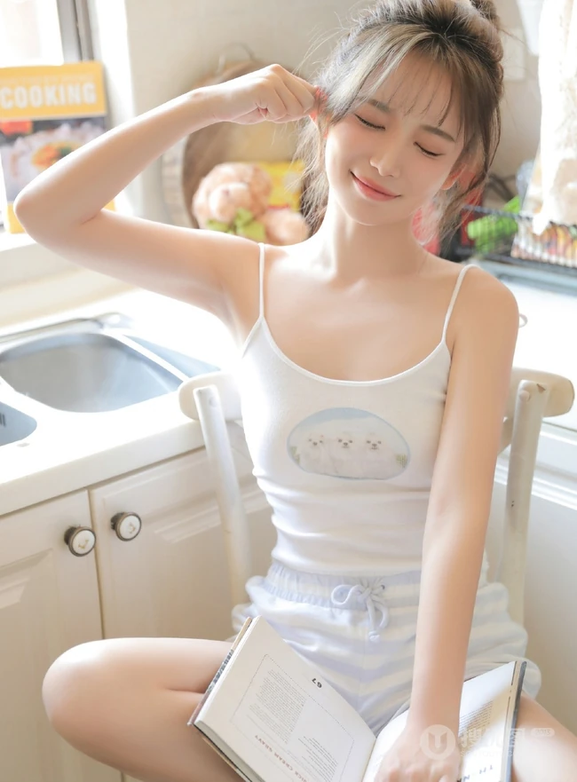 清新的小气质，丸子头少女背心短裤厨房忙碌写真图片