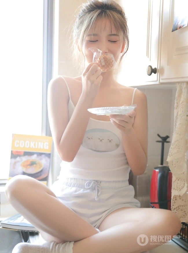 清新的小气质，丸子头少女背心短裤厨房忙碌写真图片
