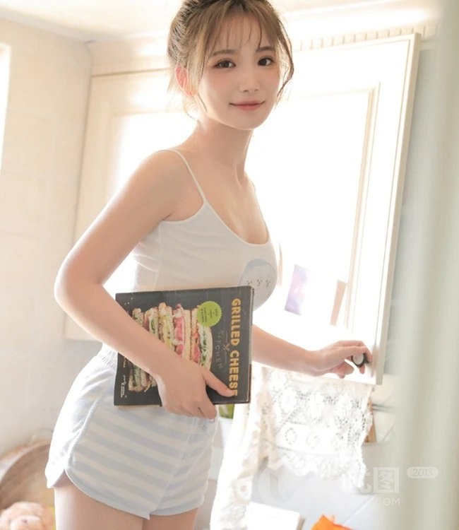 清新的小气质，丸子头少女背心短裤厨房忙碌写真图片