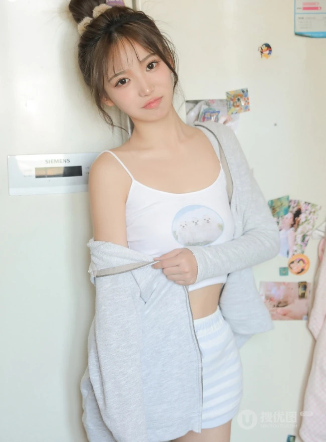 清新的小气质，丸子头少女背心短裤厨房忙碌写真图片