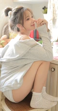 清新的小气质，丸子头少女背心短裤厨房忙碌写真图片