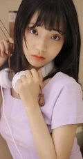 这个季节的阳光最暖，齐刘海甜美长发女孩室内图片