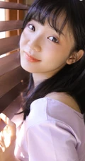 这个季节的阳光最暖，齐刘海甜美长发女孩室内图片