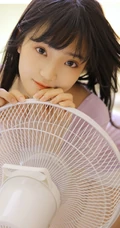 这个季节的阳光最暖，齐刘海甜美长发女孩室内图片