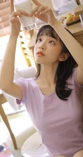 这个季节的阳光最暖，齐刘海甜美长发女孩室内图片