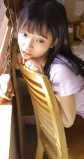 这个季节的阳光最暖，齐刘海甜美长发女孩室内图片
