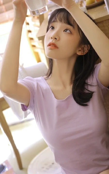 这个季节的阳光最暖，齐刘海甜美长发女孩室内图片