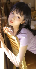 这个季节的阳光最暖，齐刘海甜美长发女孩室内图片